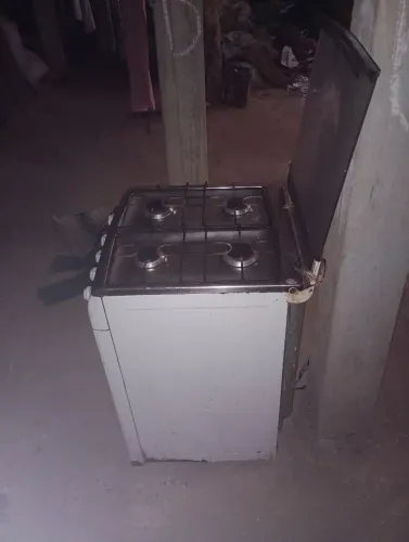 Vendo um fogão 4 bocas usado. As quatro bocas estão funcionando perfeitamente