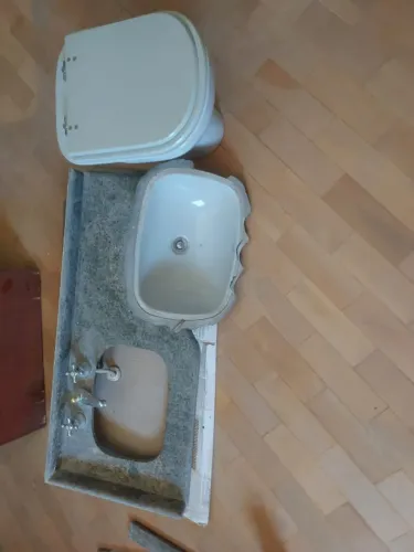 Bancada em granito com pia, cuba, torneira e vaso sanitário 1,13 x 0,55 m