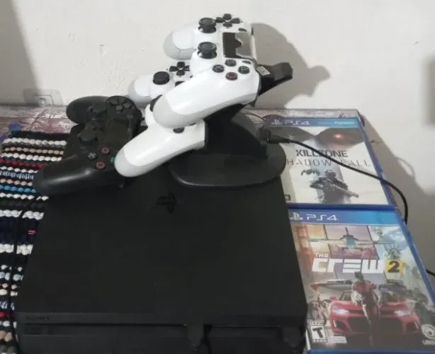 Vendo ps4 slim , 2 controles originais e 1 paralelo, todos os cabos