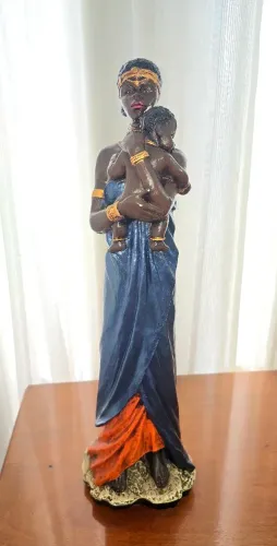 Estatueta Mulher Africana com bebê no colo
