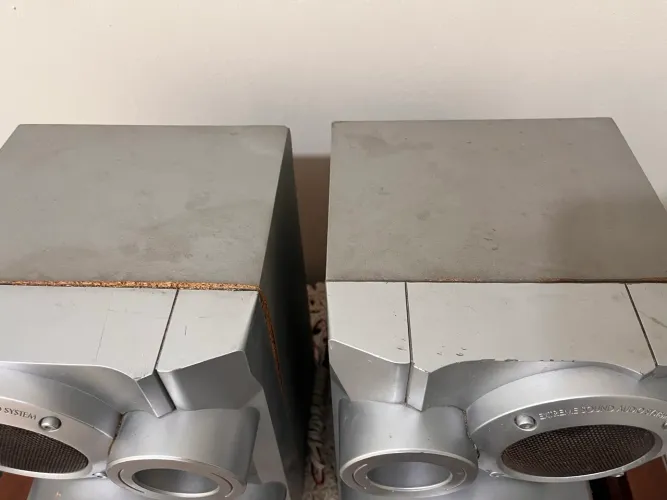 Duas caixas de som (1 funcionando e a outra para concerto)