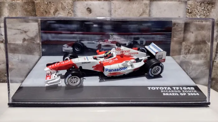 Miniatura Formula 1 Toyota TF104B Brazil GP 2004 Ricardo Zonta