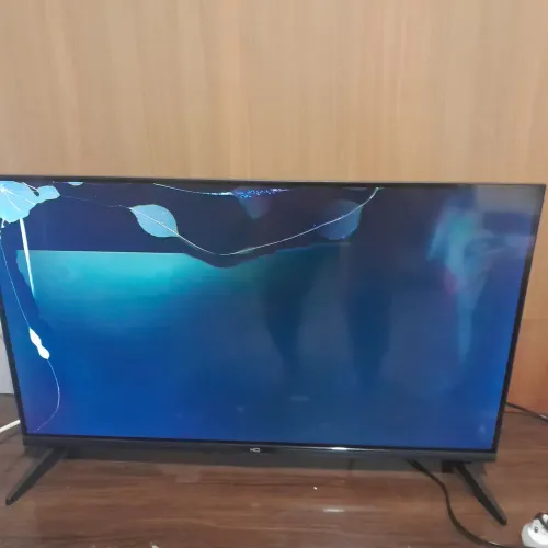 Tv HQ com tela trincada, funcionando 