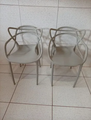 Vendo duas cadeiras novas 