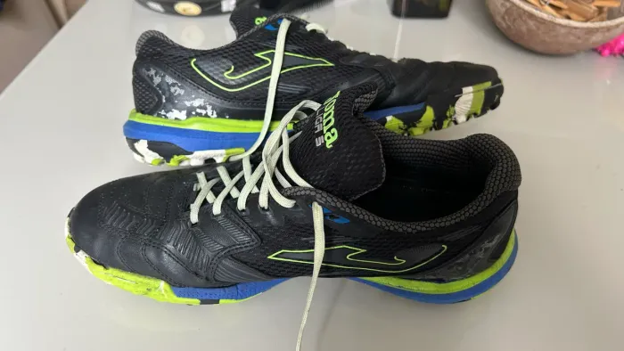 Chuteira society da Joma n 38 ( usa quem tem número 39)