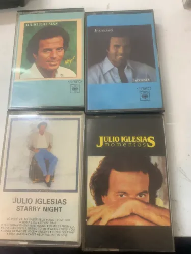4 fitas cassete colecionáveis do cantor espanhol Julio Iglesias.