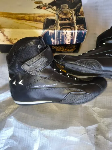 Botas e capacetes motociclista 