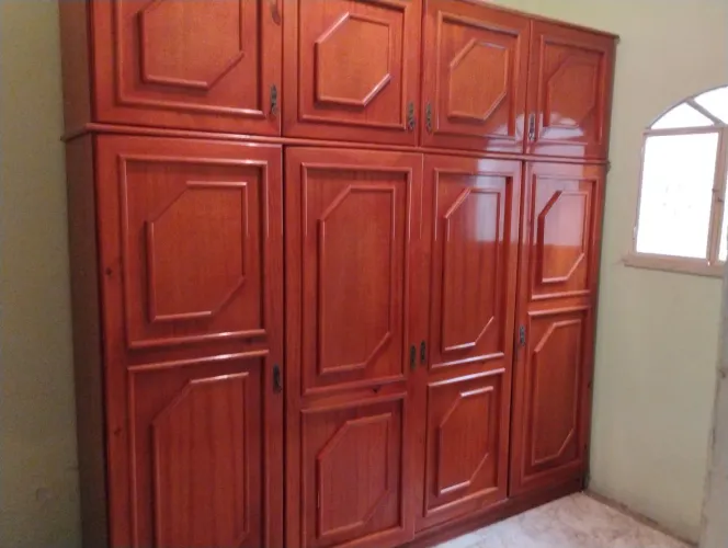 Guarda-roupas de madeira maciça com 8 portas