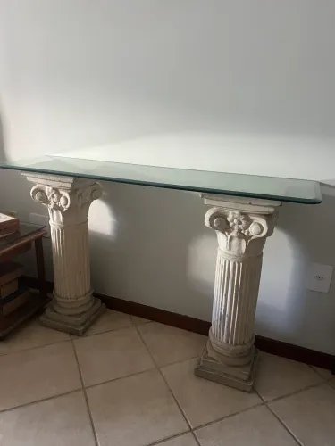 Aparador Com Colunas e Tampo em Vidro