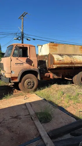 Caminhão-Tanque antigo.