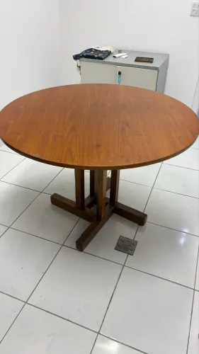 Mesa redonda em madeira maciça 