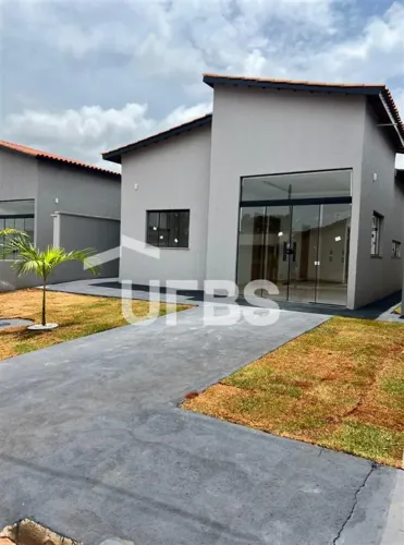 Casa Térrea de Condomínio com Piscina
