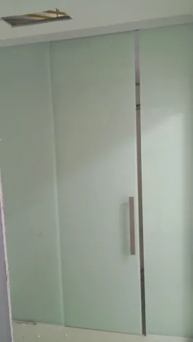 DIVISORIA DE VIDRO COM Porta de correr