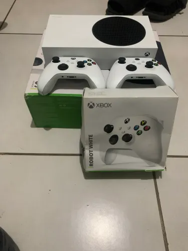 Vendo Xbox Serie S novo com 2 controles