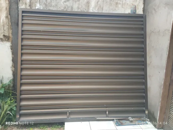 Portão de alumínio com trilho