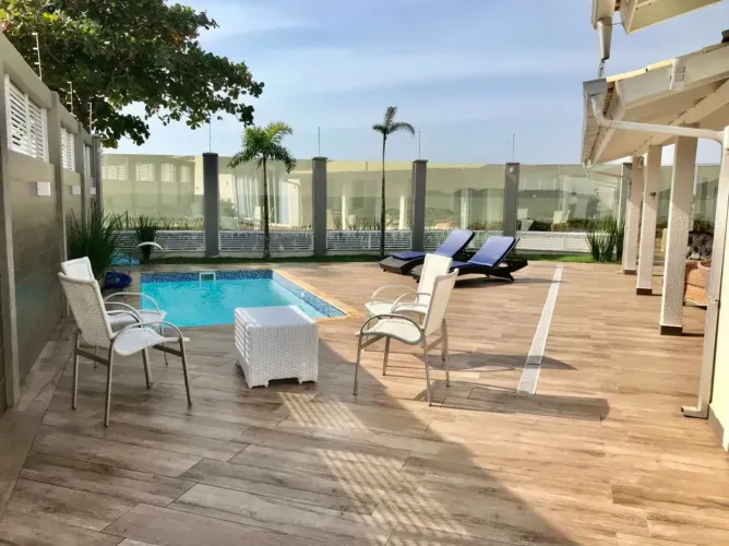 Casa Alto Padrão Pé na Areia Próximo ao Beto Carreiro na Praia de Armação - Penha - SC