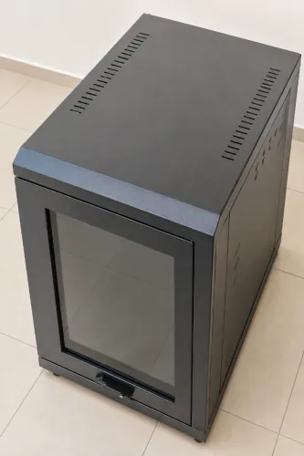 Rack de piso para servidor - porta de vidro e rodízios