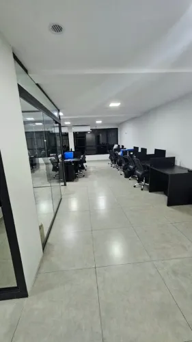 Mesas, cadeiras e armários - sala comercial