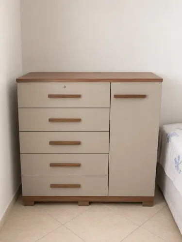 Cômoda 5 gavetas e 1 porta