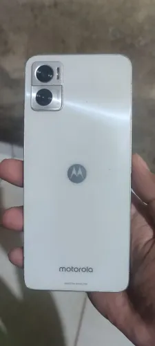 Celular Moto E22 com avaria na tela, mas o vidro intacto, apenas película quebrada 