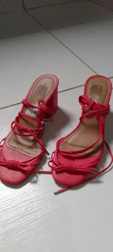 Calçado feminino com pouco uso 