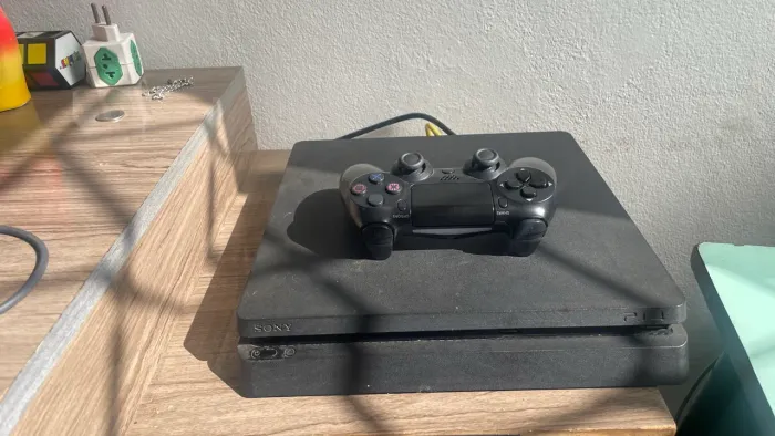 Ps4 slim 1tb+ controle + 7 jogos