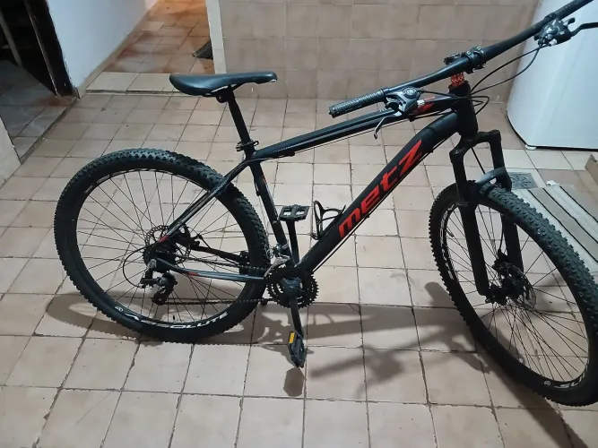 Bicicleta aro 29, marchas alinhadas, freio a disco