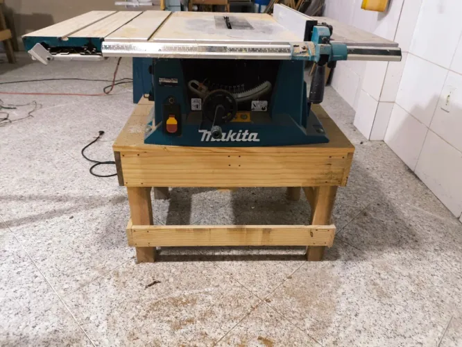 SERRA ESQUADREJADEIRA DA MAKITA ( POUCO TENHO DE USO ) ESTA COMPLETA.