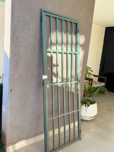 Porta de Ferro com Grade de Segurança.