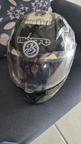 Capacete com óculos interno