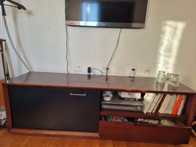 Rack marrom de excelente qualidade, muito bem conservado