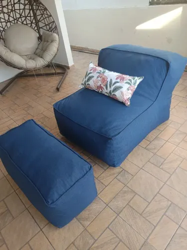 Poltrona mais descanso de pés e almofada decorativa 