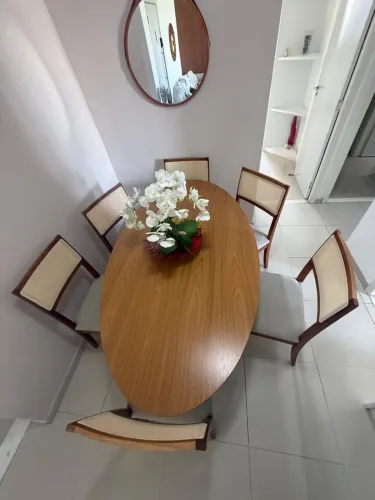 Mesa saarinem 6 cad, madeira com pés Bco, pouquíssimo uso. Só vendo para Recife/ PE.