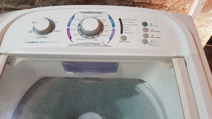 VENDO UMA MÁQUINA DE LAVAR ROUPAS DA ELECTROLUX DE 15 KILOS