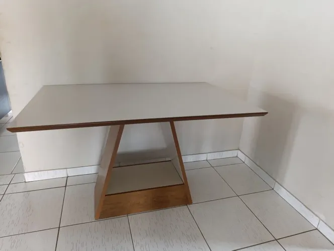 Mesa com tampo de vidro