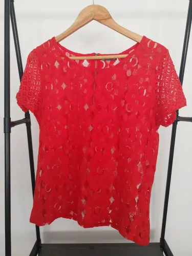 Blusa feminina alc classic. Vermelha de renda.