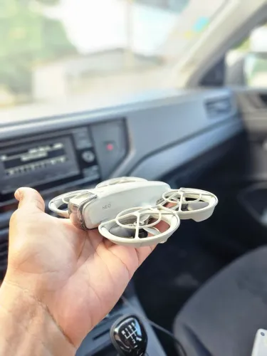 Drone DJI Neo com controle