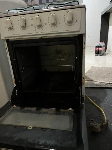 Vende - se fogão 4 bocas, funciona tudo e está bem conservado