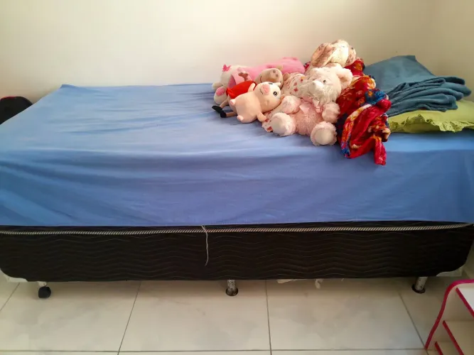 Vendo cama de solteiro base + colchão suporta até 110 kg