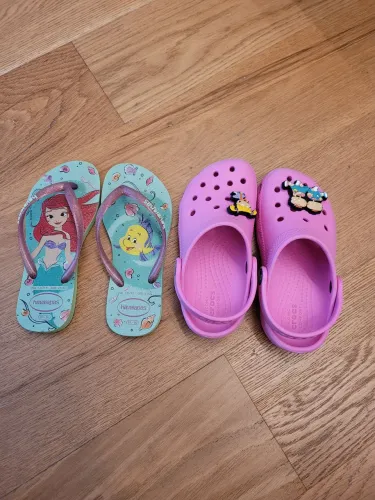 Crocs original semi novo.vai com um chinelo de brinde!