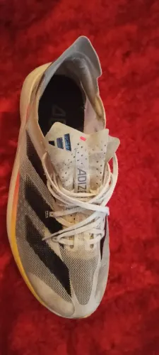 Vendo tênis Adidas adizero com pequenas avarias bm poucas o Tam marca 39/mais serve até 42
