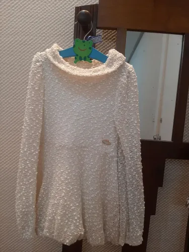 Vestido LILICA RIPILICA. Tamanho 6. Cor off-white. Gola rolê e saia balonê.