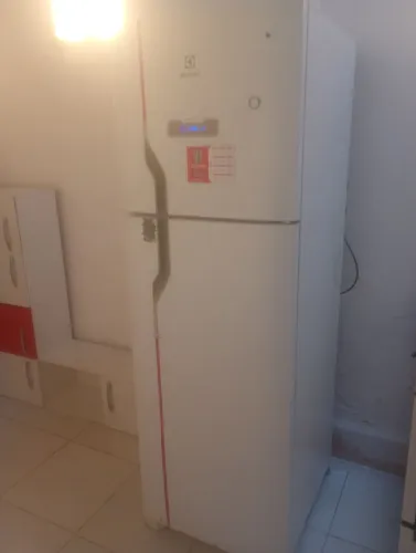 Vende se uma geladeira electrolux frosfree