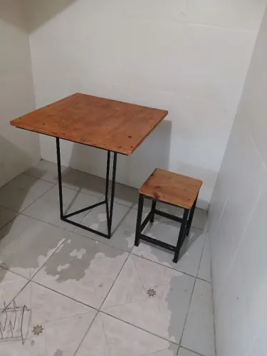 Mesa com 2 bancos 