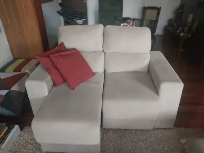 Sofá de 2 lugares,  espaçoso, com chaise nas duas poltronas, novo e muito confortável.