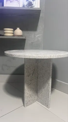 Mesa pequena em granito polido branco 