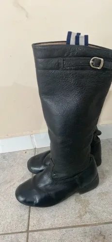 Bota em couro TAM 32/33 idade se até 10 anos
