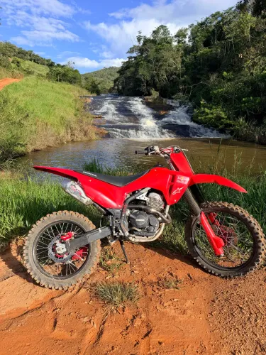 Crf 250 f, moto muito conservada 