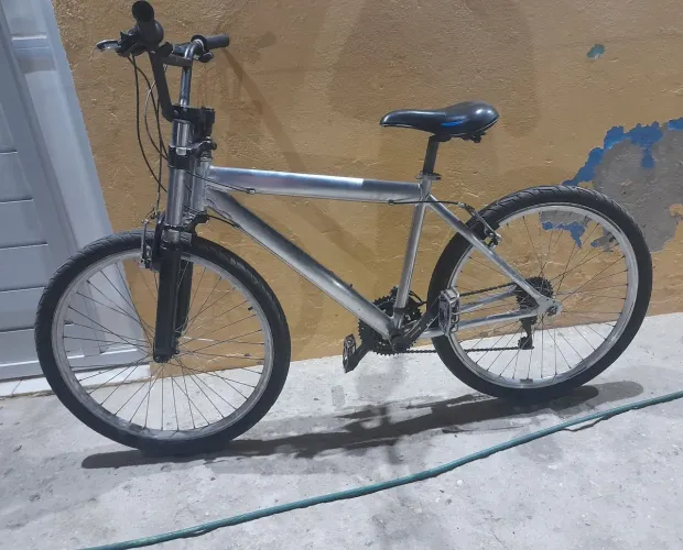 Bicicleta aro 26, quadro de alumínio.