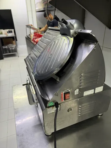 Fatiador De Frios Automático Lâmina 330mm Inox Bm95 - Bermar Prata 127/220v